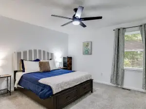 Tranquil Hideaway Home - Pet-friendly