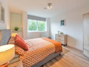 Stylish 2BR Apartment at Trinity Point  Gravesend