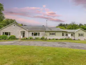 Game Farm Villa by Avantstay 10Bdr, Private Pond, Spa, Pool Family-Friendly