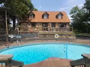 Eagles Nest Motel & Lounge