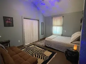 Full, private, artsy, cozy, creek-side home!