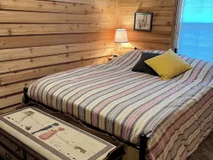 Adorable cottage. You will not find a better direct view of Patoka Lake.