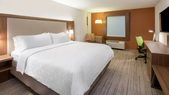 Holiday Inn Express & Suites Brevard – City Center