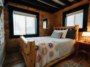 Secluded Rustic-Modern Log Cabin w/ Hot Tub, Private Creekside Escape