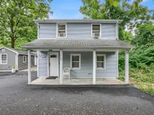 Easy Access to Nature Trails and Attractions - Spacious Modern Retreat