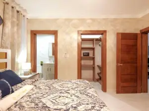 Luxury Penthouse w/ Rooftop, Balcony & Pool Table