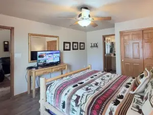 Cozy Bear Cabin in Bison Ranch. Near Mongollon Rim. With a relaxing hot tub.