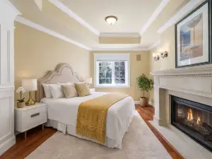 Private Executive Suite | Separate Entrance | Free Parking | 1,190 Square Feet