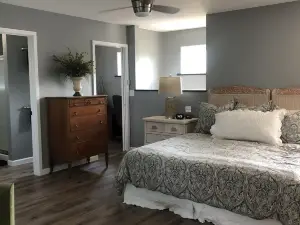 Newly Constructed Second Floor Modern Studio Apartment Unit 2 ~ Sleeps 6