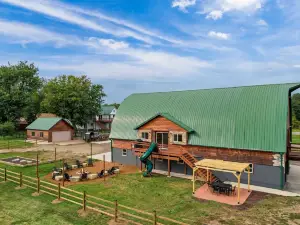 Barnhouse! 2 Pools, 9 Hole Mini-Golf Course, Indoor Park, Movie Theater, Arcade