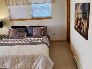 Mountain lodge w/ panoramic views from hot tub