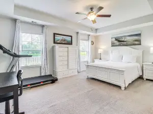 1 Mi to Shopping District: Chic Springfield Home
