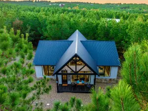 'Painted Sky' Modern Broken Bow Cabin w/ Hot Tub!