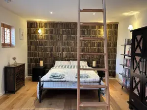 Cosy cottage in rural village just outside London