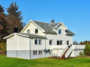 10 person holiday home in MIDSUND
