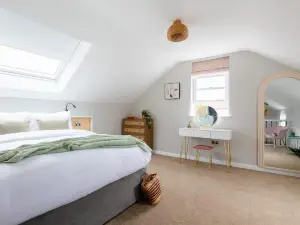 Ivy Mews - Converted Barn in Popular Village