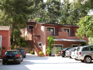 เลส์ ฌาร์แดงส์ เดอ กาสซิส - จอดรถฟรี จากุซซี่ สระว่ายน้ำอุ่น