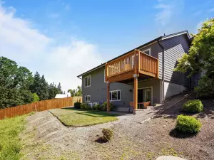 Stylish Two-Story Getaway on Keizer's Quiet Outskirts