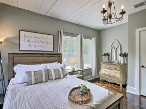 Large Family Cottage Near Main St Shops! Sleeps 9.