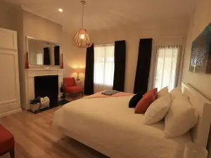 Lux Modern Minimalist Getaway, King, Open Fire, River Access/Views in Township.