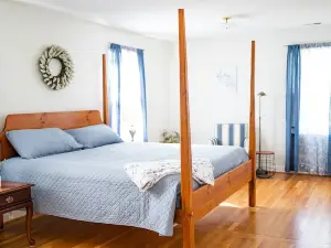 Vaden’s R&R  Sweet charming country house to relax in with family and friends!