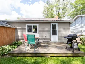 Charming Cottage with Private Sandy Beach - Delightful Lakefront Escape