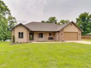Waterfront Getaway w/ Patio on the White River!