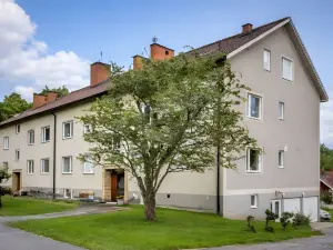 Charming 2-Bedroom Apartment in Rejmyre with Garden View