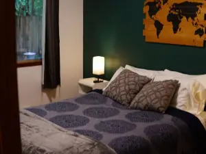 Mid-century modern cabin with spacious 2-bedroom, 1-bathroom, private backyard