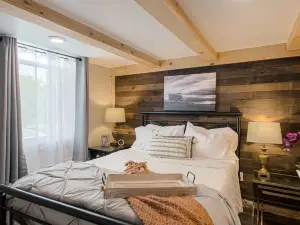 Cozy Historic Schoolhouse w/ Hot Tub + Views