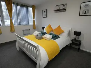 Cosy Spacious one bedroom Apartment *Long stays welcome*