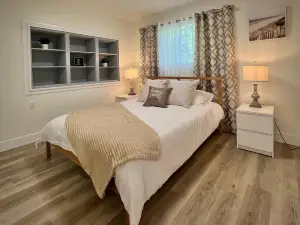 Hillside Hideaway - Up By The Ravine w/ 5 Minute Walk to Little Beach