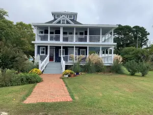 Harbor Master-Waterfront 3 bedroom home with endless pool pickleball fenced yard