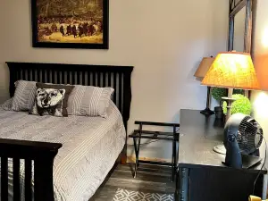 Camp18, peaceful cabin in the woods, trail access, come ride in Leota.