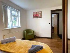 Central Bradford Apt w/ Free Parking & Modern