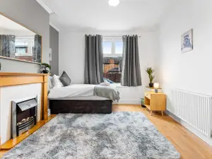 Spacious 4 Bed Home | Free Parking & Fast WiFi