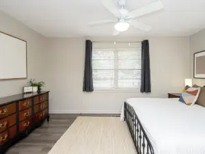 Downtown Benton Bungalow: walk to dining + shops, one minute to interstate.