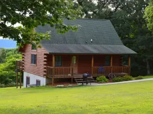 Romantic Log Cabin w/ Hot Tub, Near Mississippi River Retreat