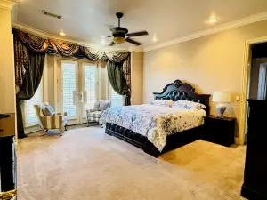 Spacious 5-bedroom house with great location to Texoma lake, shops and Casino