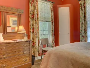Charming 3Bdr Magnolia Cottage with Seasonal Heated Pool, AC and WiFi in Amenia