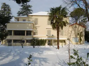 Villa in Valréas with Pool and Garden Views