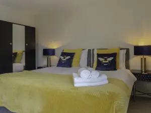 Contractor Stay Hatfield | Free Parking | Sleeps 4