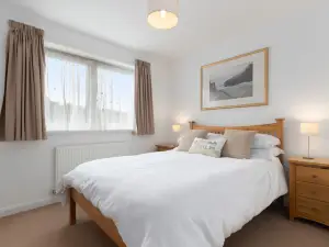 Oaklands - Lovely Cottage, Walk to Beach