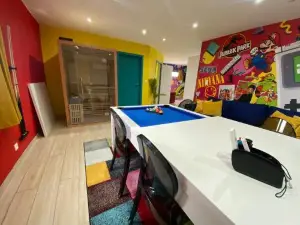 Capsule 90's - Balnéo - Sauna - Flipper - Billard - Netflix - Nintendo Switch & Jeux -