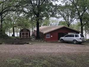 Eufaula Lake front access w/wraparound deck and spectacular views! Pet friendly!