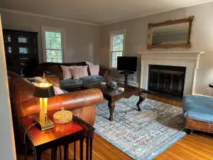 Spacious 5-bedroom house with WiFi and AC in charming Martinsville