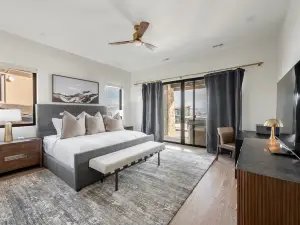 Breathtaking Mountain and Lake Views, Expansive Balcony, Private Hot Tub, BBQ Grill. Perfect Summer!