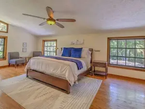 Farmhouse • King Bed • Pool Table • Movie Room • Pet Friendly • Oasis • Private