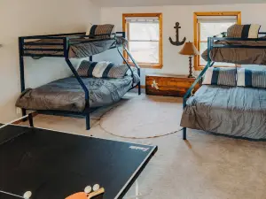 Lakefront Getaway w/ Fire Pit in Akron