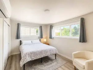 Cozy 2BR w/WiFi and AC Near UW, Northgate, Golf & All Amenities in Shoreline